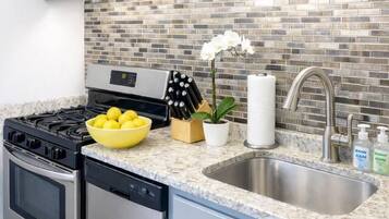 Fridge, oven, stovetop, dishwasher