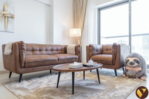 奢華公寓, 陽台, 城市景觀 | 起居區 | 55-吋智慧型電視，提供衛星頻道