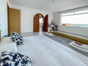 2 slaapkamers, een strijkplank/strijkijzer, reisbedje, wifi