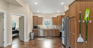 Fridge, microwave, oven, dishwasher - Modern Alaskan Retreat (Soldotna)