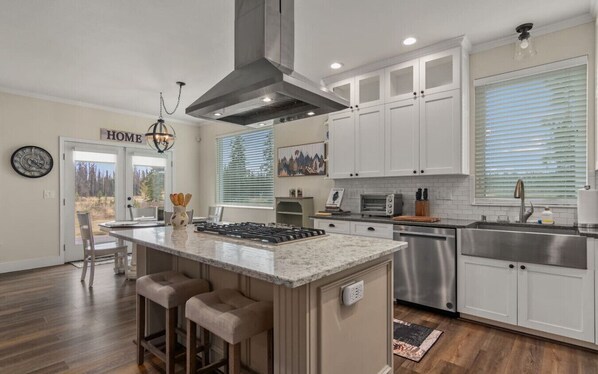 Kühlschrank, Mikrowelle, Ofen, Geschirrspüler