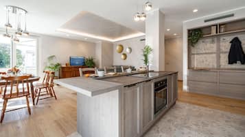 Kühlschrank, Mikrowelle, Ofen, Geschirrspüler