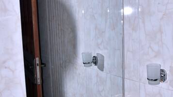 Toallas, jabón, papel de baño