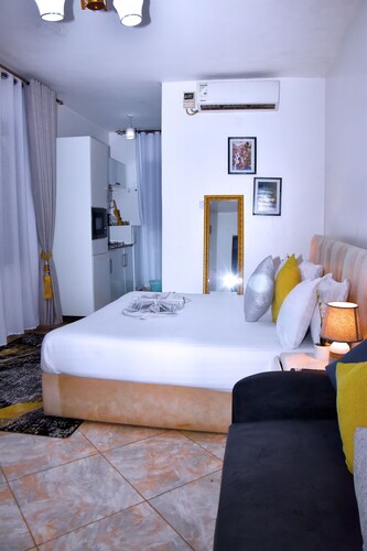 Cozy Studio Near UN Base | 5-Min Drive to Entebbe Airport