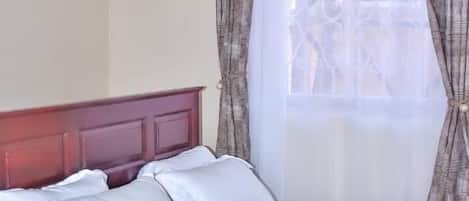 Tabla de planchar con plancha, wifi y ropa de cama