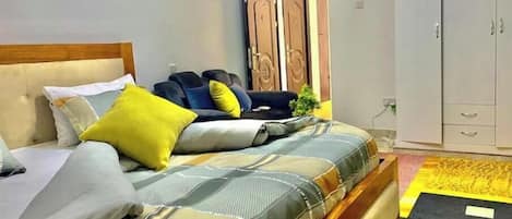 Iron/ironing board, WiFi, bed sheets