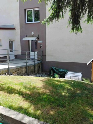 Property grounds - KaiTea Suites, útočiště klidu a relaxace v srdci lesa u přehrady. (Všemina)