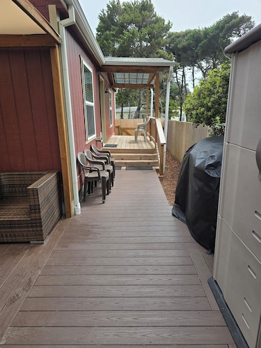 Charming 2-bedroom in Florence within blocks of the beach, pet friendly, hot tub