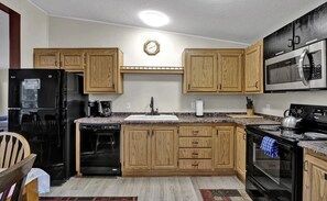 Private kitchen - Charming 2-bedroom in Florence within blocks of the beach, pet friendly, hot tub (Florence)