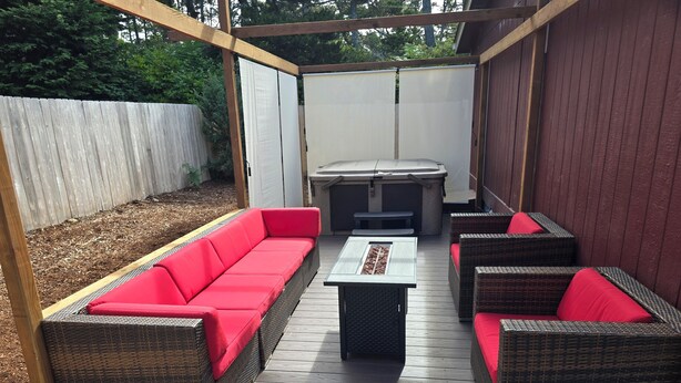 An outdoor patio with wicker furniture, a table, and a barbecue grill. - Charming 2-bedroom in Florence within blocks of the beach, pet friendly, hot tub (Florence)