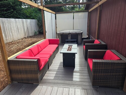 Charming 2-bedroom in Florence within blocks of the beach, pet friendly, hot tub