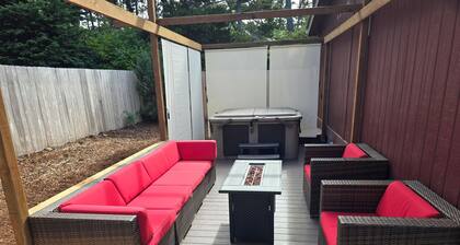 Charming 2-bedroom in Florence within blocks of the beach, pet friendly, hot tub