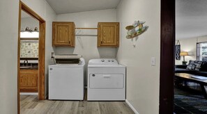 Interior - Charming 2-bedroom in Florence within blocks of the beach, pet friendly, hot tub (Florence)