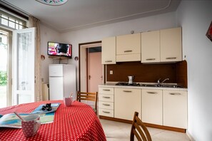 冷蔵庫、ハイチェア、調理器具と食器