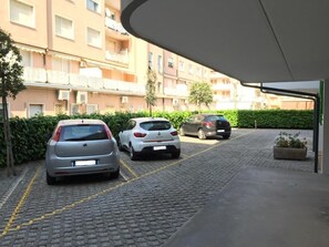 المنطقة المحيطة بالمنشأة