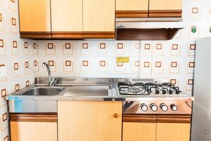 Kühlschrank, Hochstuhl, Kochgeschirr/Geschirr/Besteck