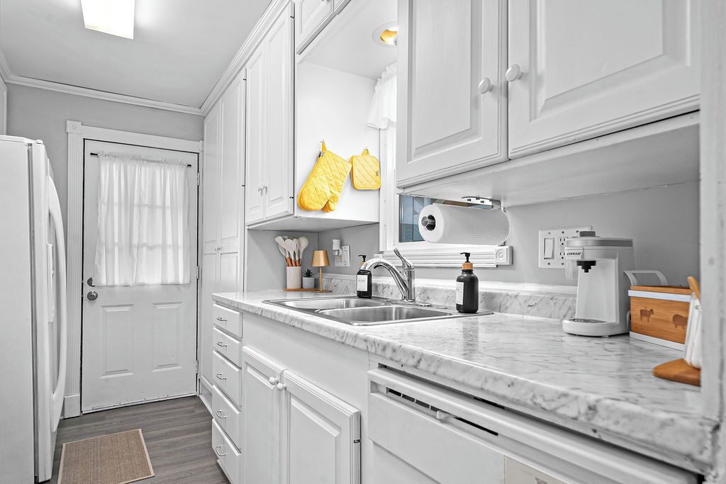 雪櫃、微波爐、焗爐、爐具