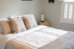 2 habitaciones, escritorio, tabla de planchar con plancha y wifi gratis 