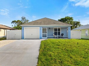 Exterior - "Refuge with jacuzzi, gazebo, bonfire, 10 minutes from the sea." (Vero Beach)