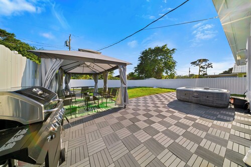 "Refuge with jacuzzi, gazebo, bonfire, 10 minutes from the sea."
