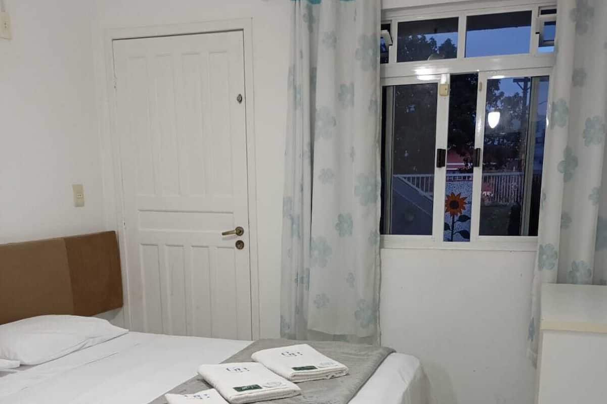 Basic Apartment, 2 Bedrooms, Courtyard View, Ground Floor | Peralatan tempat tidur premium, Wi-fi percuma, cadar katil
