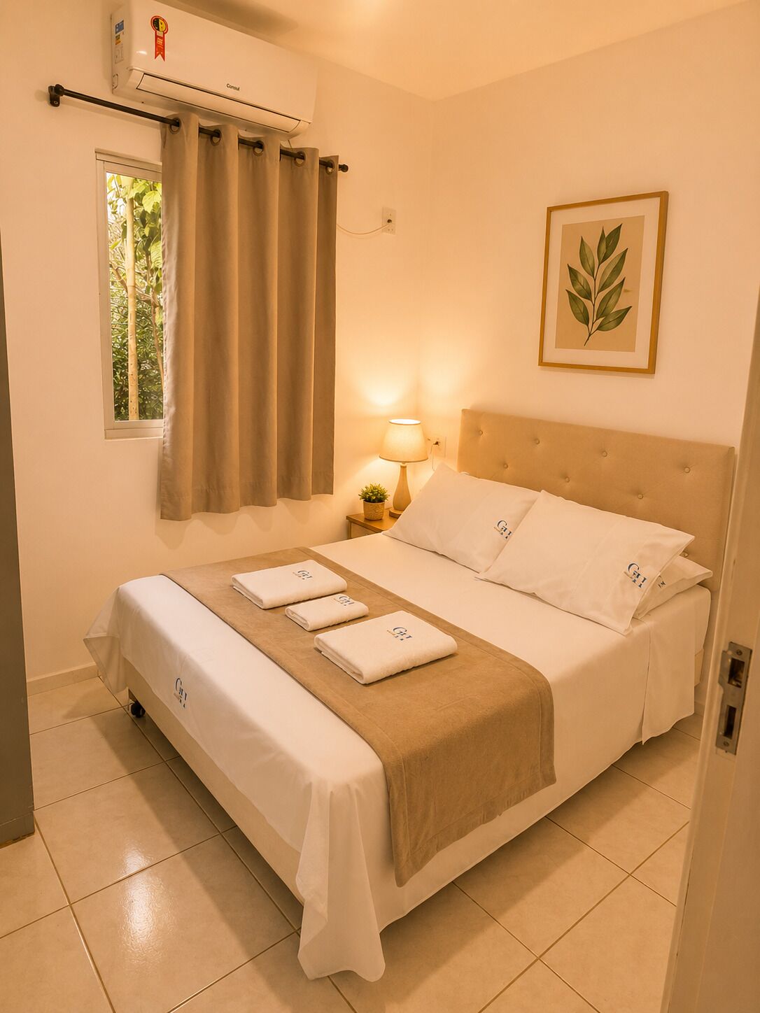 Apartamento familiar, vistas a la piscina | Ropa de cama de alta calidad, wifi gratis, ropa de cama