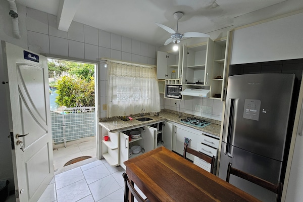 Apartamento família, vista para a piscina | Cozinha privada | Refrigerador em uma área comum, micro-ondas em uma área comum