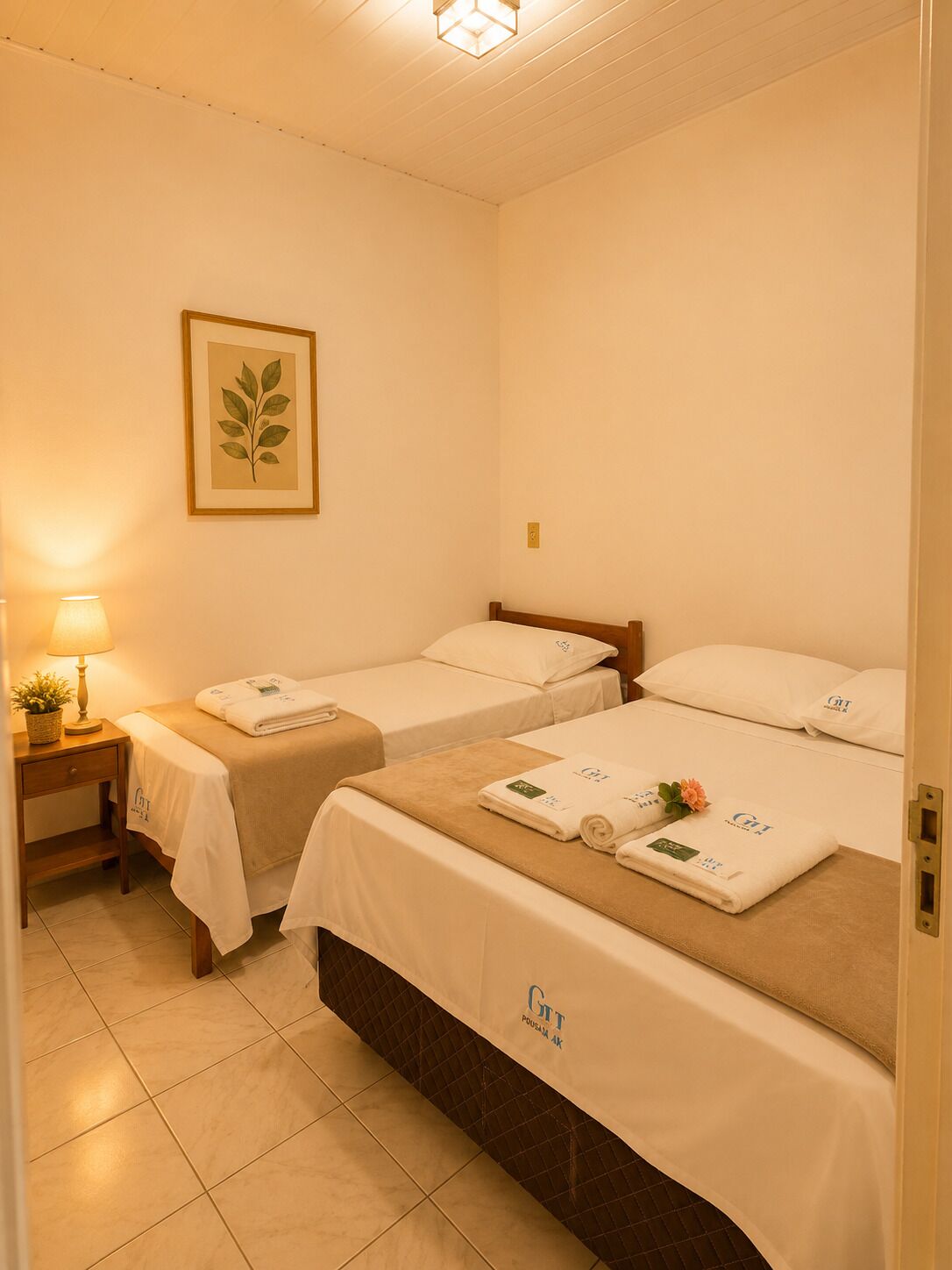 Apartamento básico, vistas al patio, entresuelo | Ropa de cama de alta calidad, wifi gratis, ropa de cama