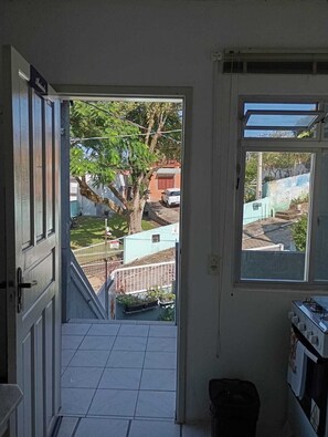 A room with a view of a tree and a parked car outside. - GH Ingleses (Florianopolis)