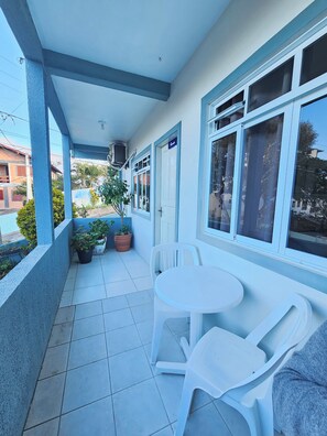 Comfort-Suite, Veranda, Stadtblick | Terrasse/Patio