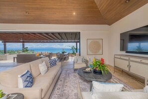 Smart-tv, bøger, stereoanlæg