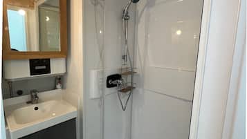 Douche, sĂšche-cheveux, papier toilette