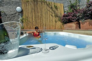 Deluxe Apartment, Sea View | Private spa tub
