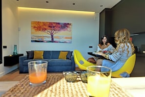 Deluxe-Apartment, Meerblick | Wohnzimmer