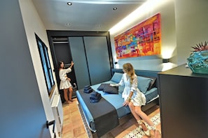 Deluxe-Apartment, Meerblick | Zimmersafe, kostenloses WLAN, Bettwäsche