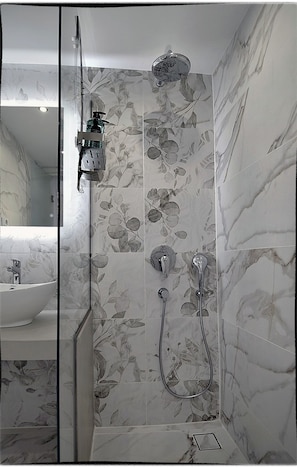 Dusche, Haartrockner, HandtĂŒcher, Seife