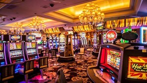 Un casino con máquinas tragamonedas y un candelabro.