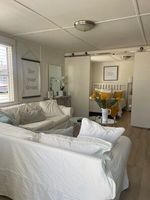 Living area - Beautiful Beach Bungalow in Santa Cruz (Santa Cruz)