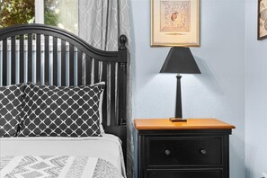 2 bedrooms, iron/ironing board, travel cot, free WiFi - Charming Downtown Coeur d'Alene 2-bedroom Home (Coeur d'Alene)