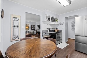 Fridge, microwave, oven, stovetop - Charming Downtown Coeur d'Alene 2-bedroom Home (Coeur d'Alene)