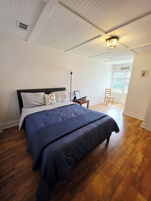 3 bedrooms, desk, iron/ironing board, travel crib
