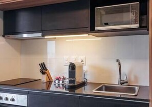 Réfrigérateur, micro-ondes, four, plaque de cuisson