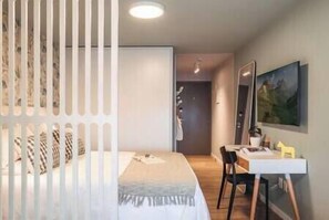 Tabla de planchar con plancha, wifi, ropa de cama