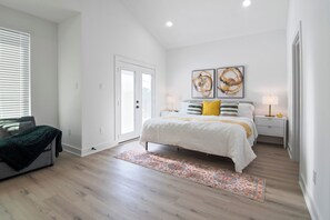 3 habitaciones, tabla de planchar con plancha y cuna de viaje 