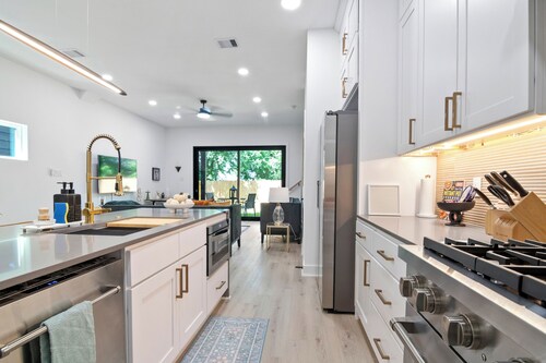 Modern 3BD/2.5 B in The heart Houston minutes from Downtown /Heights