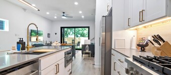 Modern 3BD/2.5 B in The heart Houston minutes from Downtown /Heights