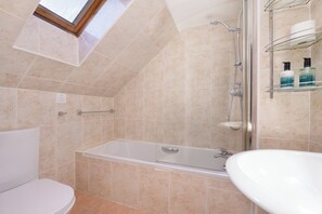 Hair dryer, towels, soap, toilet paper - Cozy King Room with Ensuite in Royal Deeside with Mountain View (Ballater)