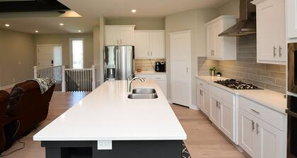 Family Getaway House - 6BR, Sleeps the Crew