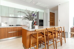 Villa Prestigio | Cocina privada | Refrigerador con congelador, microondas, horno y parrilla de estufa 