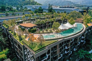 2 hồ bơi ngoài trời 